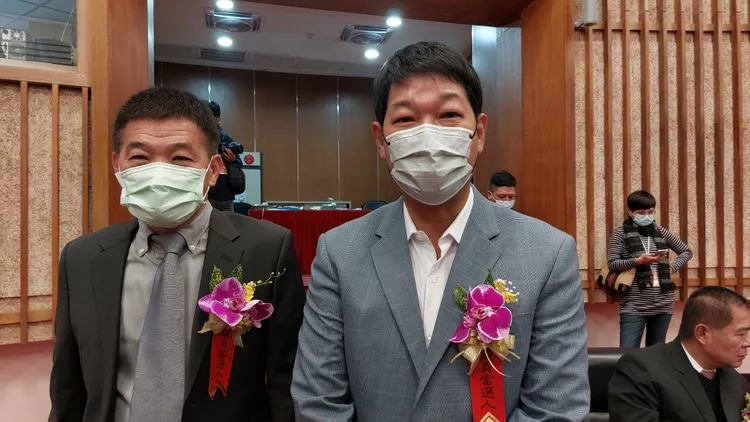 高雄市市議員朱信強（右）胞兄朱信宏及高市砂石公會副理事長董建華都涉案。資料照