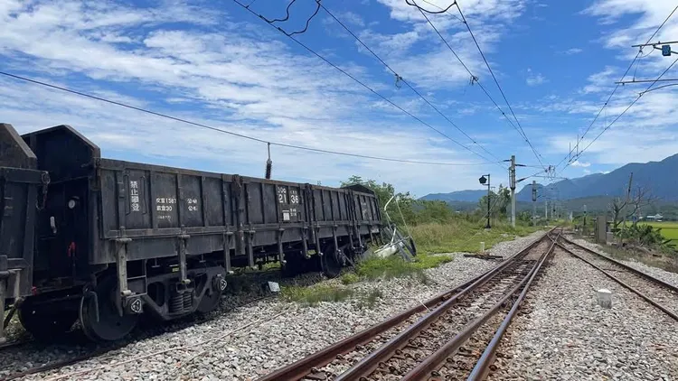 貨物列車發生編組溜逸出軌撞及電桿。取自「三鐵情報社：事故通報與鐵道事件分享」臉書粉專