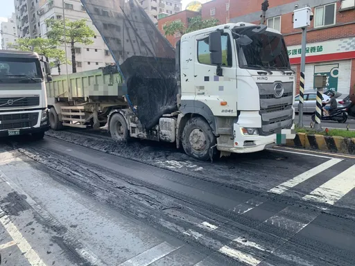 曳引車汙泥傾倒路面　騎士受驚...路邊車輛也遭殃
