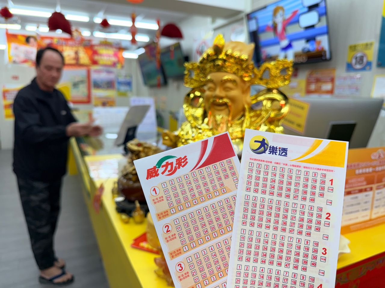 威力彩上看7億!命理師點名3生肖有偏財運 吃完肉粽再去買
