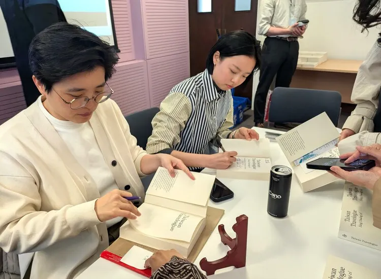 「臺灣漫遊錄」作者楊双子（左）與譯者金翎（右）18日在倫敦大學亞非學院（SOAS）舉行講座，並為讀者簽書，吸引大批粉絲。中央社