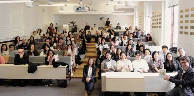 入圍國際文學大獎英國「布克國際獎」決選的台灣文學作品「臺灣漫遊錄」由作家楊双子創作，譯者金翎翻譯為英文，兩人近日在英國巡迴推廣作品，18日來到倫敦大學亞非學院（SOAS），深入剖析文學創作與翻譯。 （SOAS台灣研究中心提供） 中央社