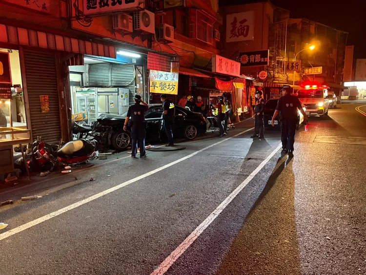 這起車禍波及4部機車、2戶民宅，一位民眾受傷，駕駛意識昏迷送醫救治。民眾提供