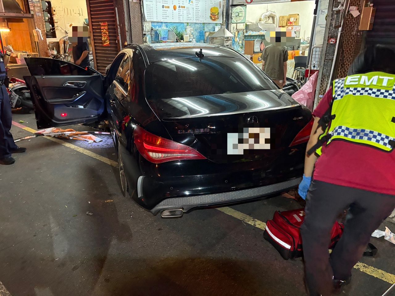 屏東轎車暗夜失控 擦撞4機車衝早餐店釀1傷 駕駛意識不清送醫