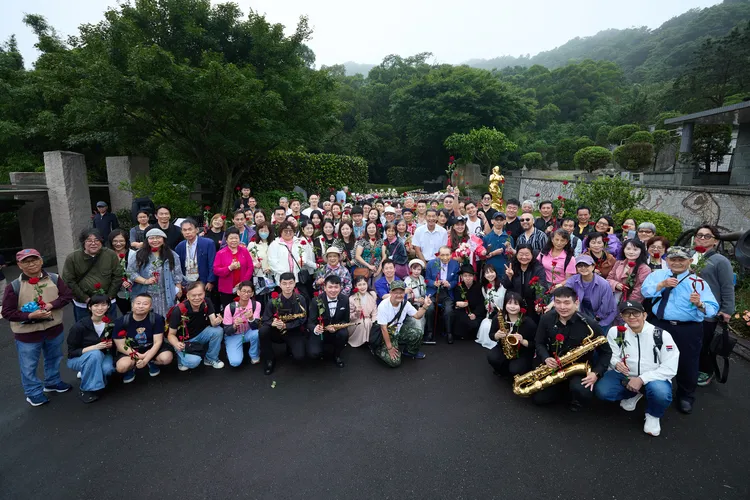 粉絲不遠千里到金寶山筠園。鄧麗君文教基金會提供