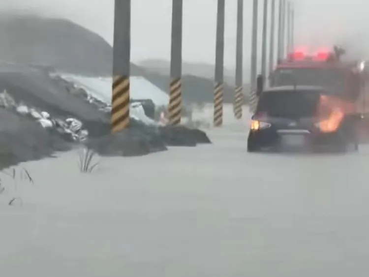 有車輛因暴漲溪水受困道路。翻攝畫面