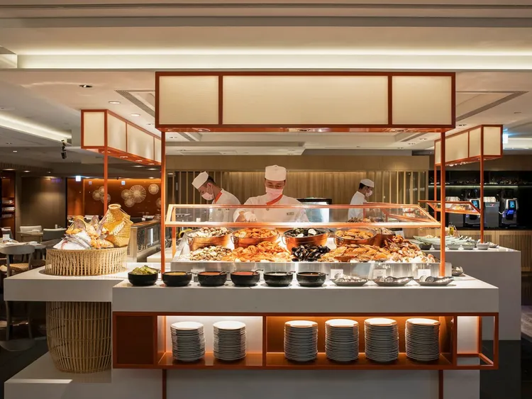 詢問度最高的「遠東Café」三十客套組另加贈一客，原價6萬698元，優惠價4萬2900元，平均每客僅1384元。台北遠東香格里拉提供