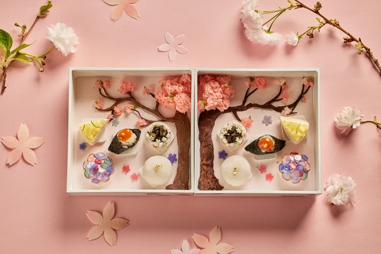 以頂級法芙娜巧克力手工打造的「巧克力櫻花樹」，彷彿置身櫻花樹下，感受花瓣輕落的愜意片刻。The Ukai Taipei提供