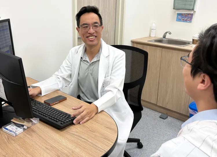 神經醫學部楊鈞百部長強調，穩固的醫病信任是精準醫療外最重要的處方，透過傾聽與對話，幫助患者重獲身心平衡。光田醫院提供
