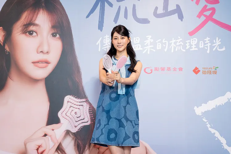 阿部瑪利亞親幫小朋友梳頭母愛。潘朵拉的美妝盒提供
