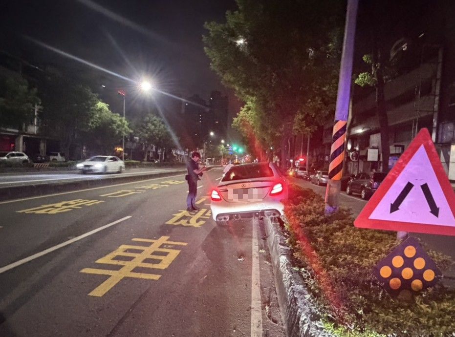毒駕自撞分隔島說沒事!原來先將毒品藏起來 只是都被路人看光光