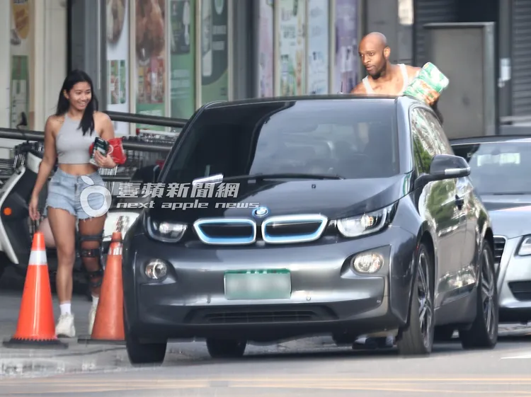 戴維斯（右）扛著飲品放置後車廂，女友則是拿著素食泡麵走回車上。特勤中心攝