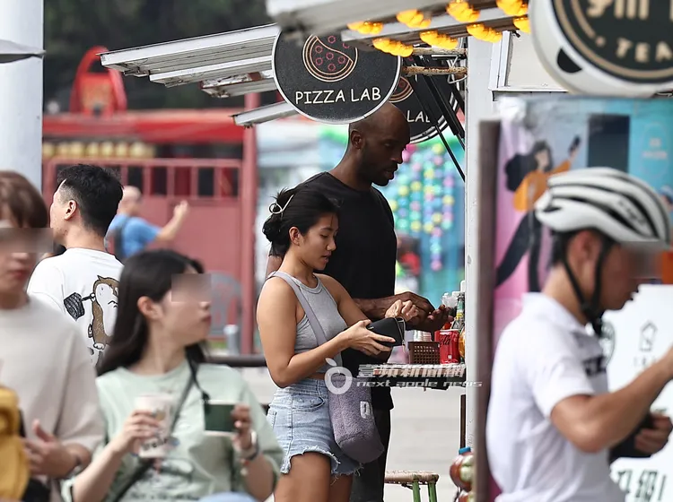 戴維斯與女友到PIZZA店買餐點，由她掏錢埋單。特勤中心攝