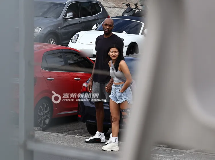 戴維斯（左）與女友一下車便牽起愛的小手黏在一起。特勤中心攝