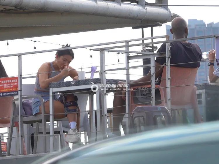 戴維斯跟女友在2樓露天座位用餐。特勤中心攝