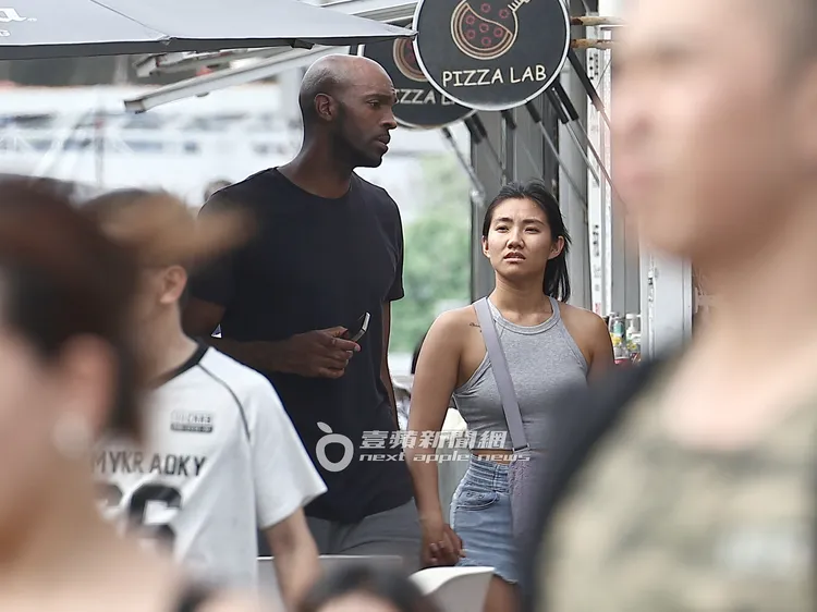 身高203公分的戴維斯與女友走在人群中十分顯眼。特勤中心攝
