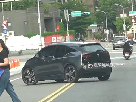 前往五金賣場時，戴維斯違規跨越雙黃線迴轉。特勤中心攝