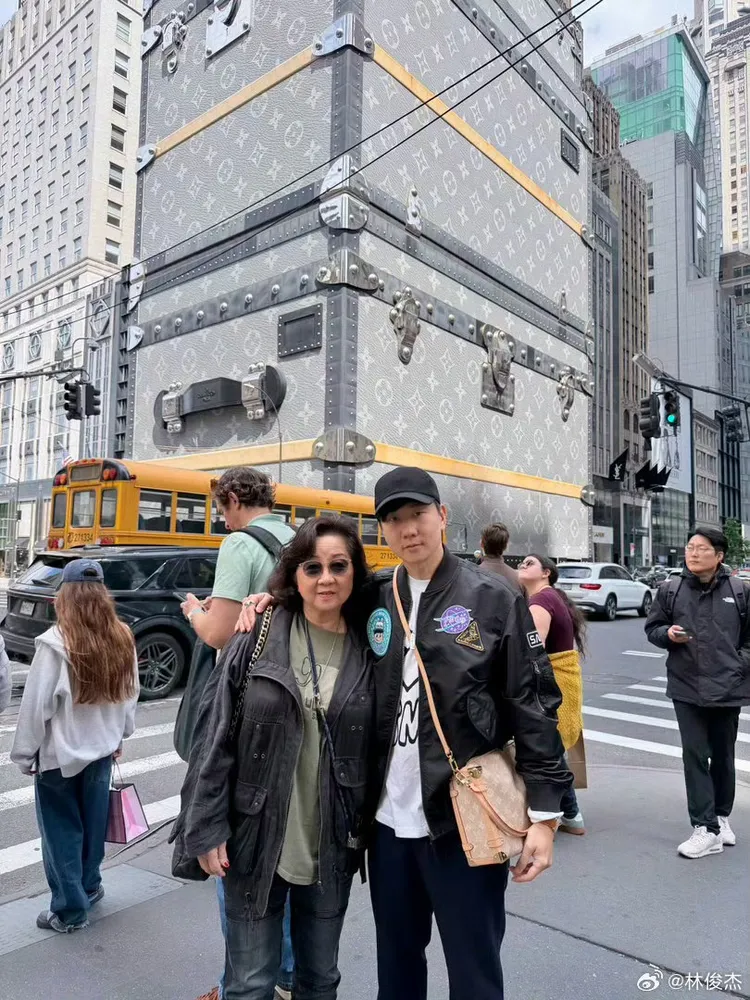 林俊傑跟媽媽近日參加女友的畢業典禮。翻攝林俊傑微博