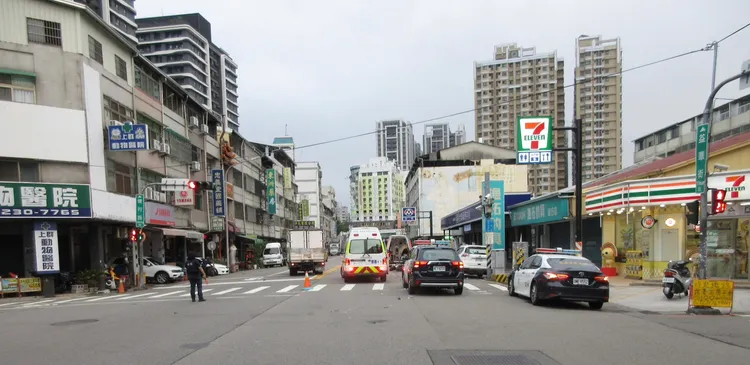 兩車行經路口時疑因未確實停讓、減速發生碰撞。民眾提供