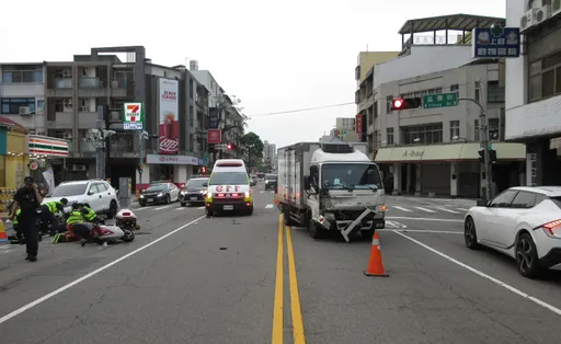 台中死亡車禍！行經閃燈路口未停讓減速　貨車撞機車釀1死