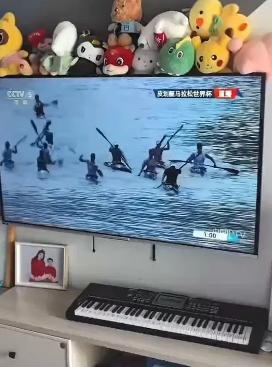 電視畫面上的河水清澈泛藍。翻攝X