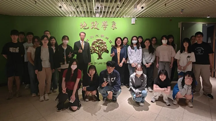 永慶房產集團資訊部協理呂學堯(中左)日前受邀至國立政治大學地政學系分享房仲產業的AI應用，以及房仲的真價值。永慶房屋提供