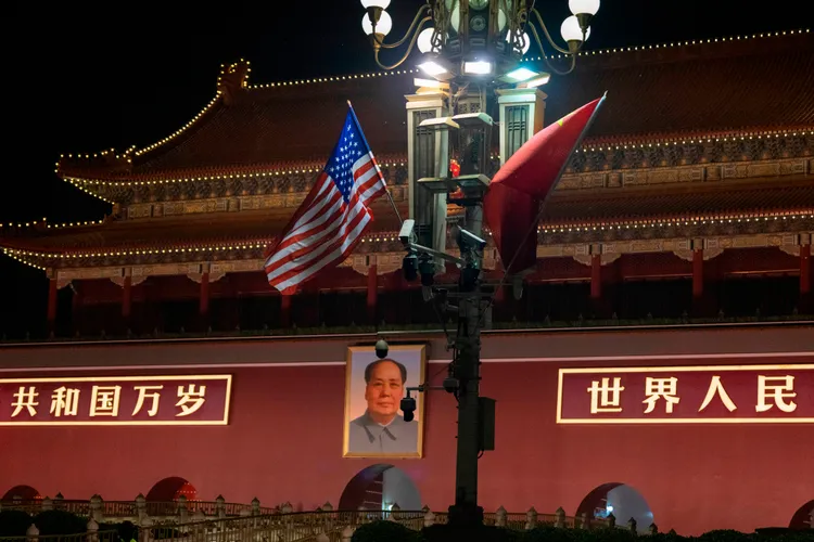 天安門廣場前掛起中國與美國國旗。美聯社