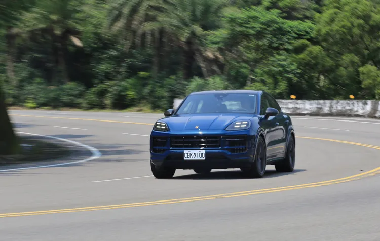Cayenne GTS Coupe標配高亮澤黑色SportDesign外觀套件，搭配更具立體感的前保桿設計後，也讓車頭視覺顯得更低、更寬。林浩昇攝