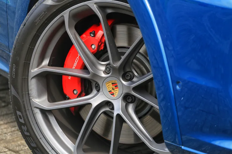 試駕車選配22吋GT Design輪圈，造型張力明顯比標配款更強烈，也替整體視覺增添不少性能味。林浩昇攝