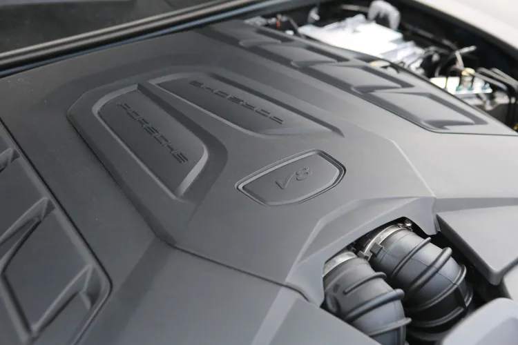 4.0升V8雙渦輪引擎可輸出500ps／67.3kgm，0-100km/h加速僅需4.4秒，依舊是不折不扣的高性能休旅。林浩昇攝