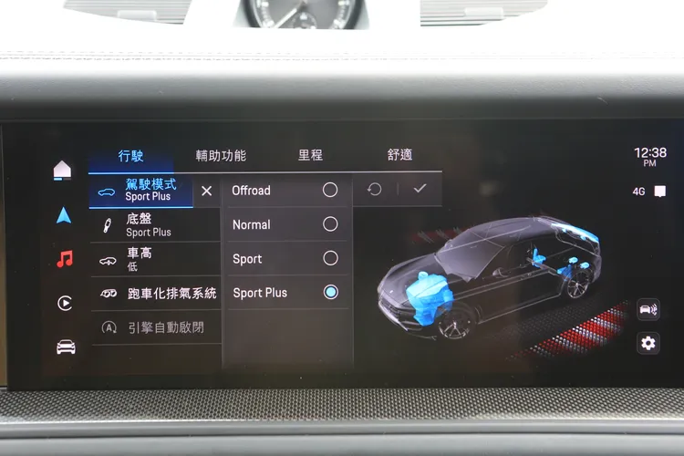 中央12.3吋螢幕整合導航、娛樂與車輛設定功能，操作邏輯成熟直覺，支援無線Apple CarPlay與Android Auto。林浩昇攝