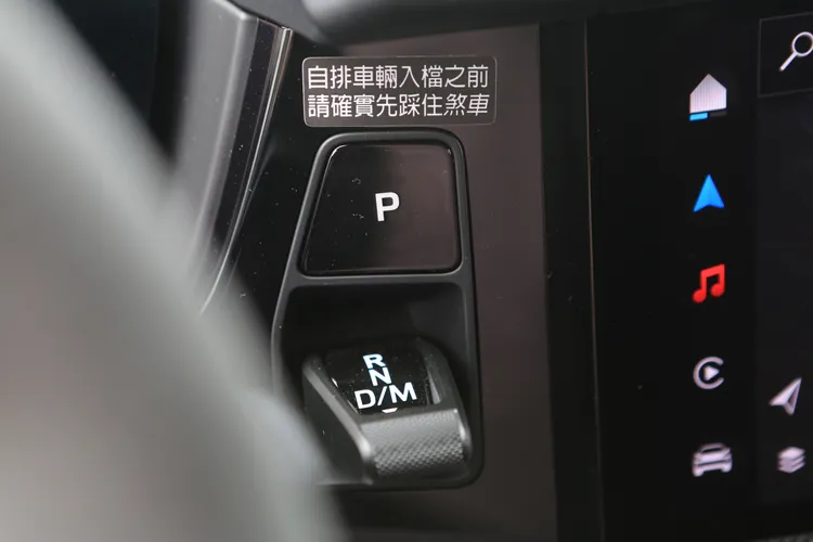 深踩油門後，八速手自排變速箱會迅速完成降檔，伴隨V8引擎低沉聲浪一同湧現的加速感，也替這輛性能休旅增添不少情緒張力。林浩昇攝