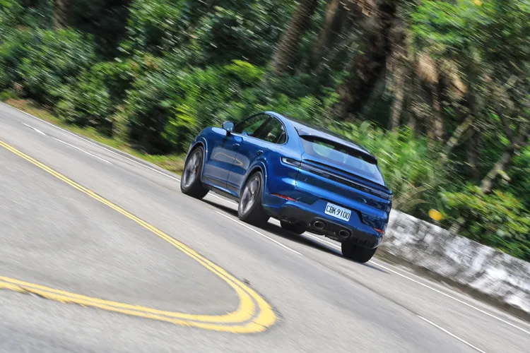即便車重超過2.2噸，Cayenne GTS Coupe進入山路後仍展現出驚人的車頭指向性與底盤服貼感，很難讓人相信這是一輛大型SUV。林浩昇攝