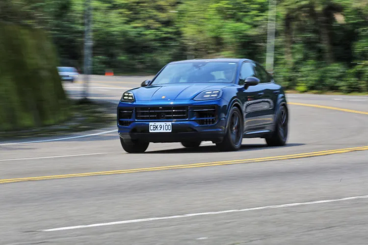 與電動車瞬間爆發的加速方式不同，Cayenne GTS Coupe 更像是一種層層堆疊的性能釋放，尤其 V8 引擎高轉時的聲浪與推力，更帶來強烈的駕馭參與感。