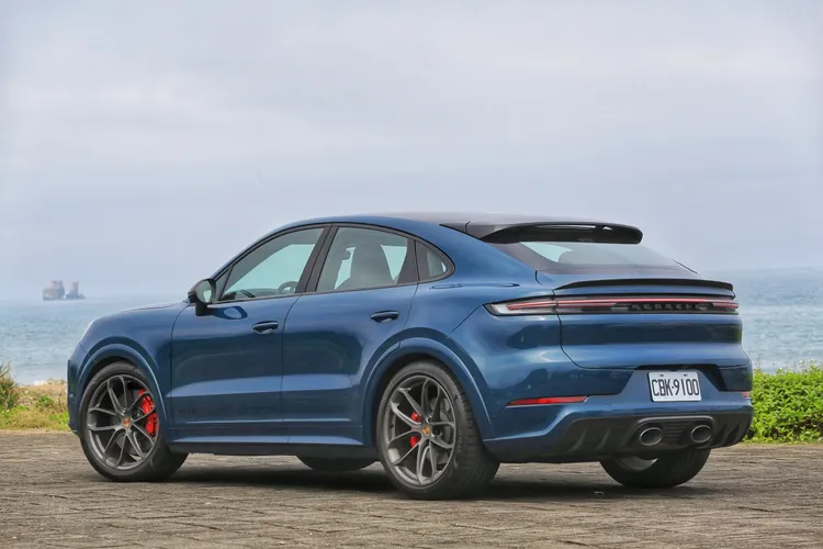 Cayenne GTS Coupe採專屬斜背車尾設定，流線輪廓比一般Cayenne更具跑車氣息，也更符合GTS的性能定位。林浩昇攝