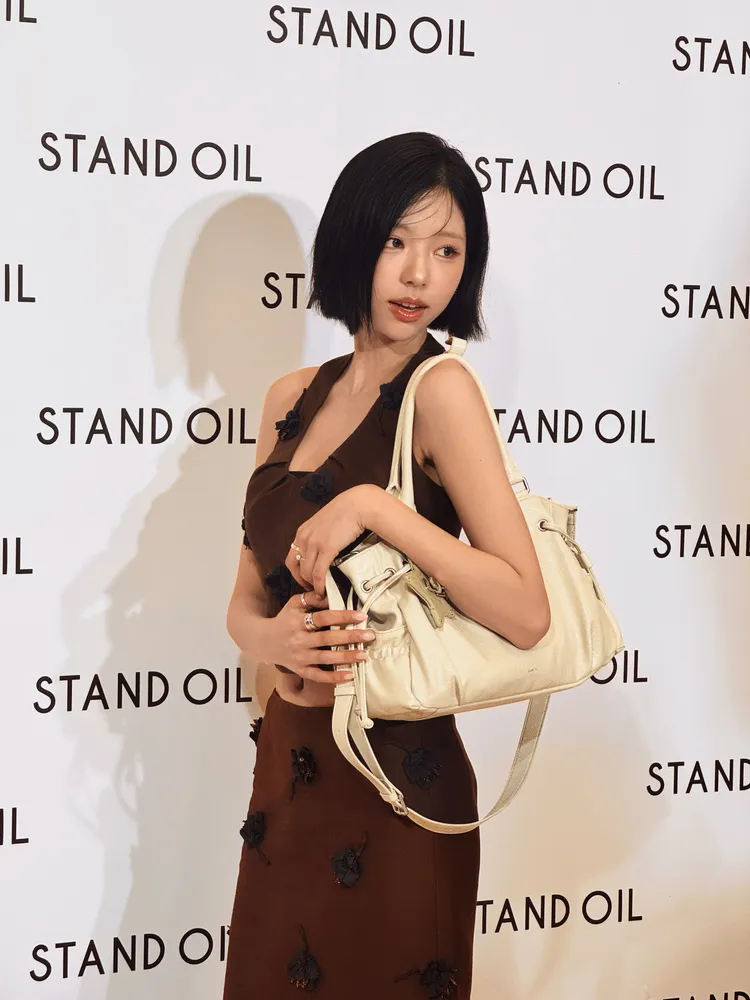 《單身即地獄5》金高恩搭配STAND OIL人氣款的微風包。劉旻君攝