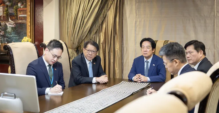 賴清德透過視訊與國安團隊召開會議，確保國內外政務運作與安全維護維持零時差銜接。賴清德臉書