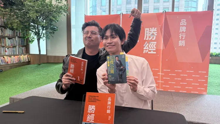 凱爺（左）猛虧Andy老師。王思穎攝