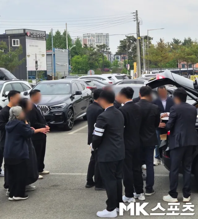 李相怡目送朴東彬的靈柩上車，哭喊「你怎能就這樣走了」。翻攝MK體育