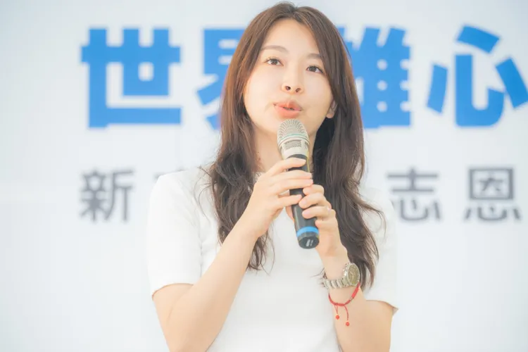 李唯甄出身屏東，大學時期即赴高雄就學，畢業後投入新聞媒體工作。翻攝畫面