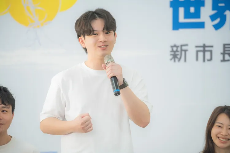 謝其宏為政治大學政治學研究所學生，曾於立法院柯志恩委員國會辦公室服務。翻攝畫面