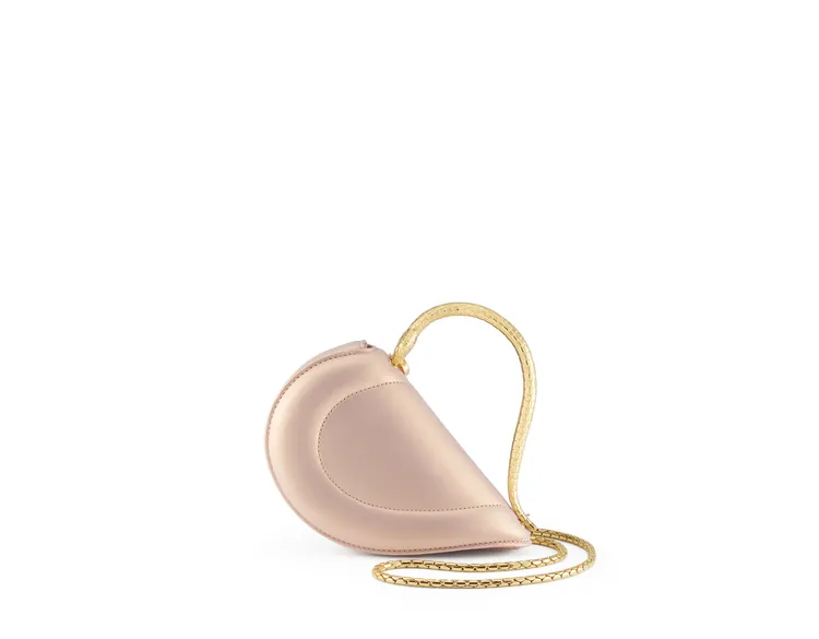 BVLGARI Serpenti Cuoricino 玫瑰金色小羊皮迷你提包。品牌提供