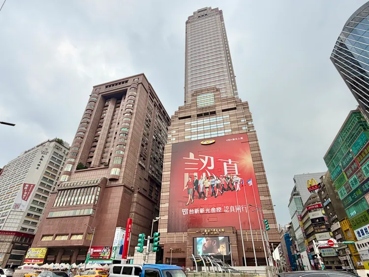 目前微風台北車站對面還有新光三越站前店共組成商圈。莊偉祺攝