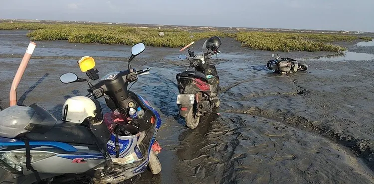 逾期居留打黑工的6名泰國籍民眾，因懸掛報失車牌到海邊戲水被查獲。民眾提供
