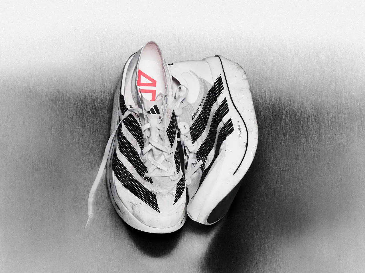 ADIZERO ADIOS PRO EVO 3 ，主打「極致輕量」與「高效推進」。品牌提供