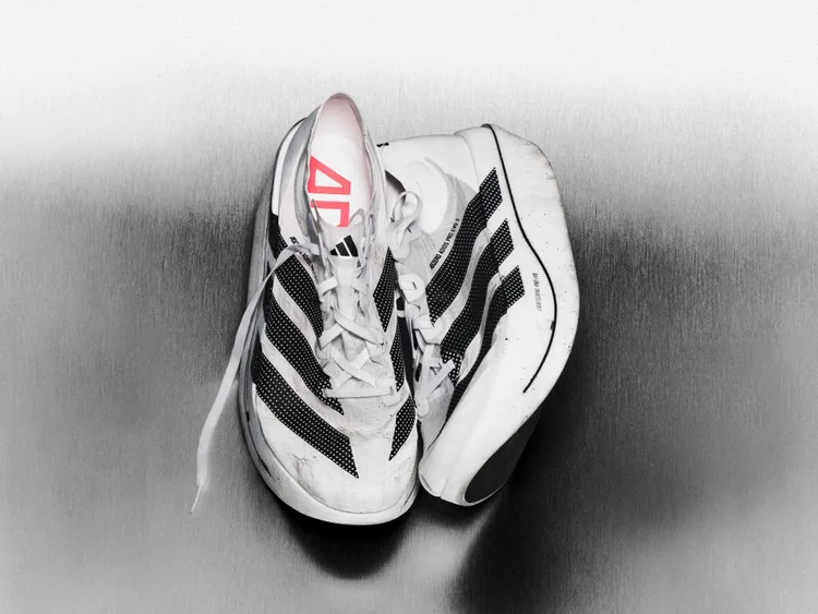 ADIZERO ADIOS PRO EVO 3 ，主打「極致輕量」與「高效推進」。品牌提供