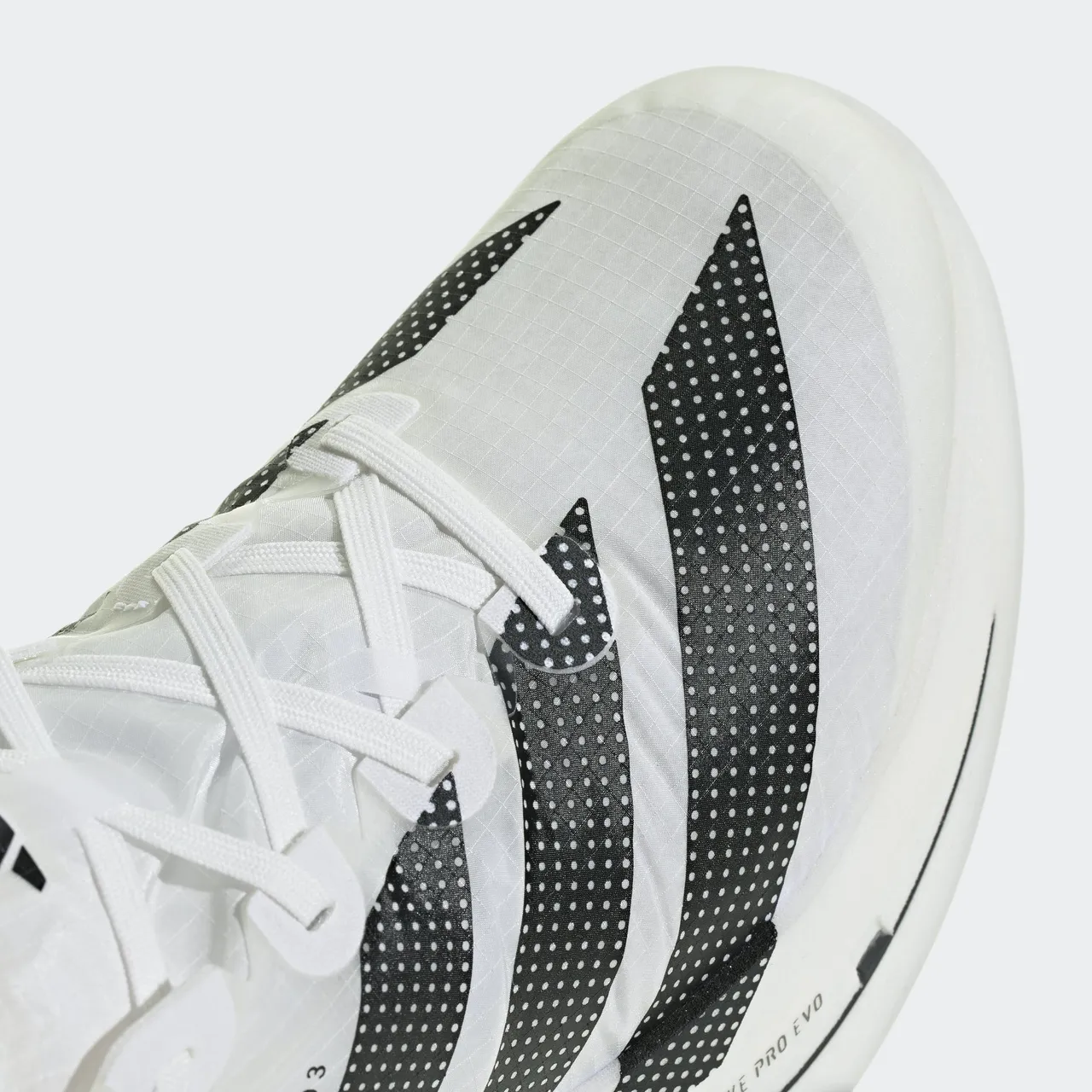 ADIZERO ADIOS PRO EVO 3採用LIGHTSTRIKE PRO EVO泡棉，大幅減輕重量。品牌提供