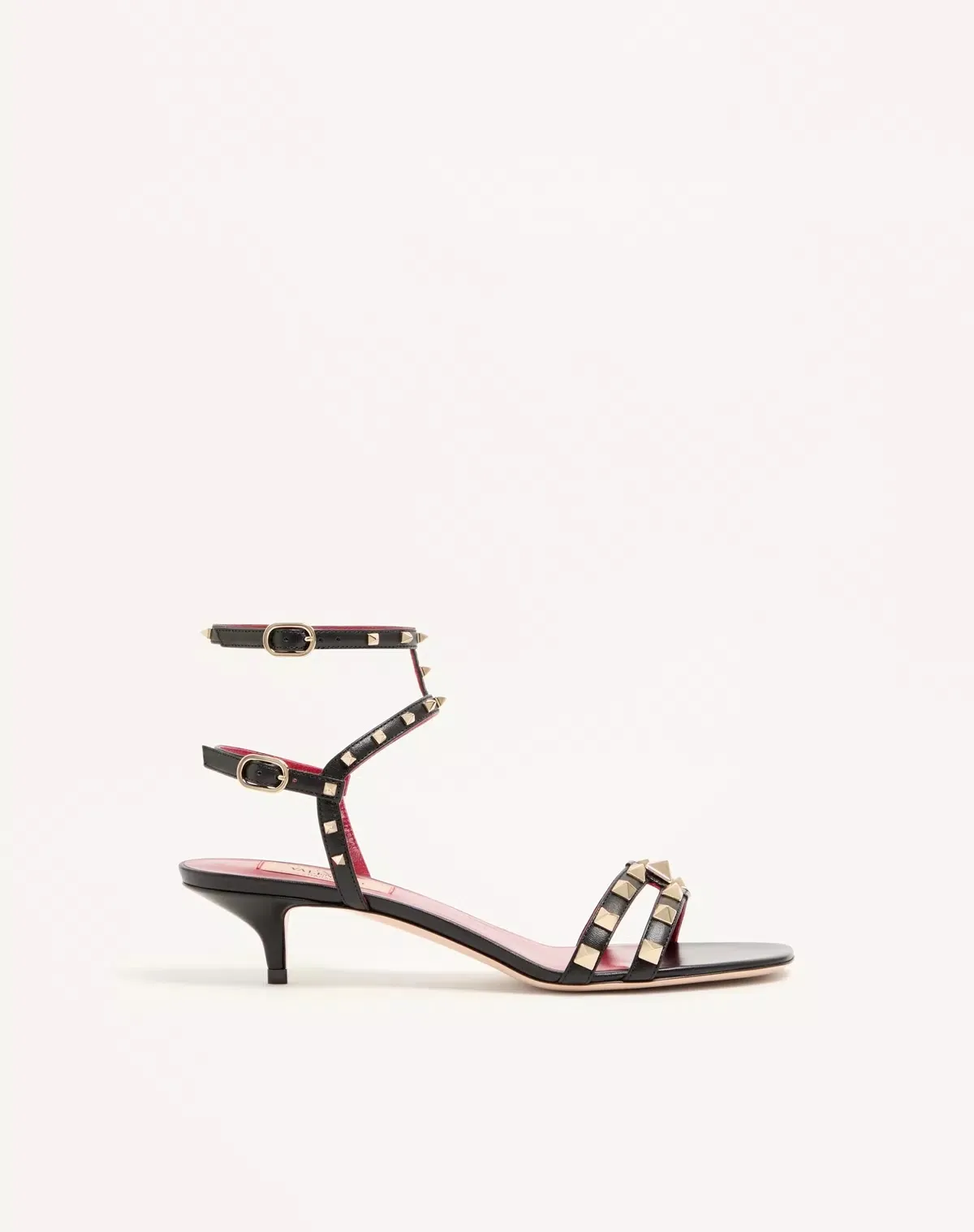 Valentino Rockstud鉚釘低跟涼鞋，3萬7200元。品牌提供