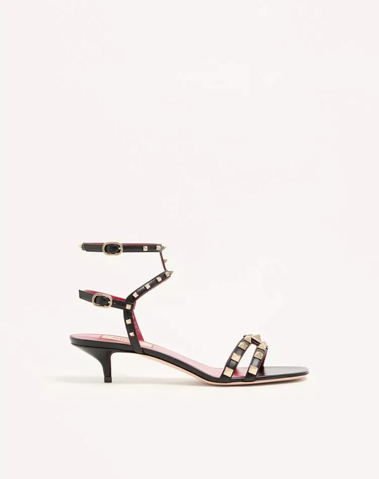 Valentino Rockstud鉚釘低跟涼鞋，3萬7200元。品牌提供