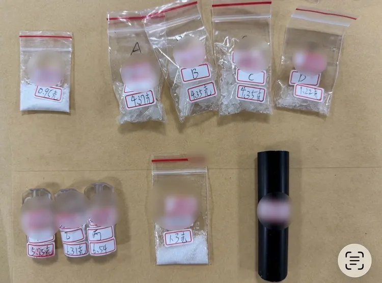 警方在范男包包內查扣多包毒品及電子菸桿。民眾提供